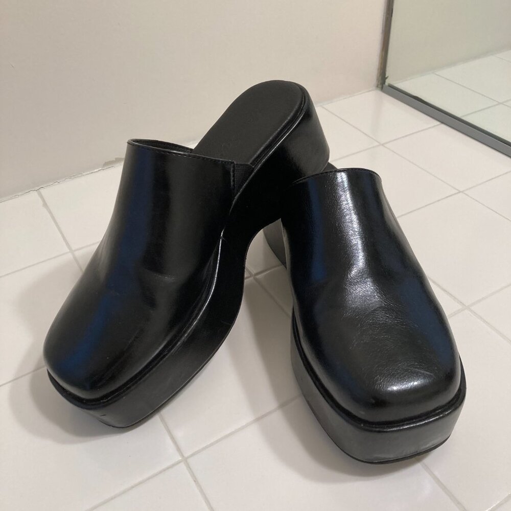 Lisa Says Gah black Mules